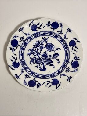 John Maddock Sons Royal Vitreous Blue White Onion Scalloped Plate Antique Englan